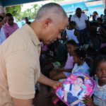Francisco Fernández lleva apoyo a más de 12 mil niños con entrega de útiles escolares en toda la provincia Santo Domingo