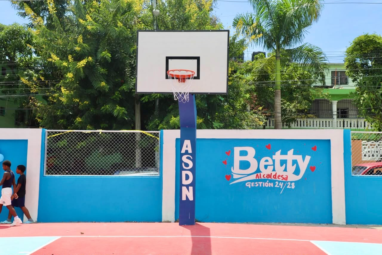 Betty Gerónimo entrega cancha remozada en Sabana Perdida y encabeza recorrido de supervisión de obras en Santo Domingo Norte