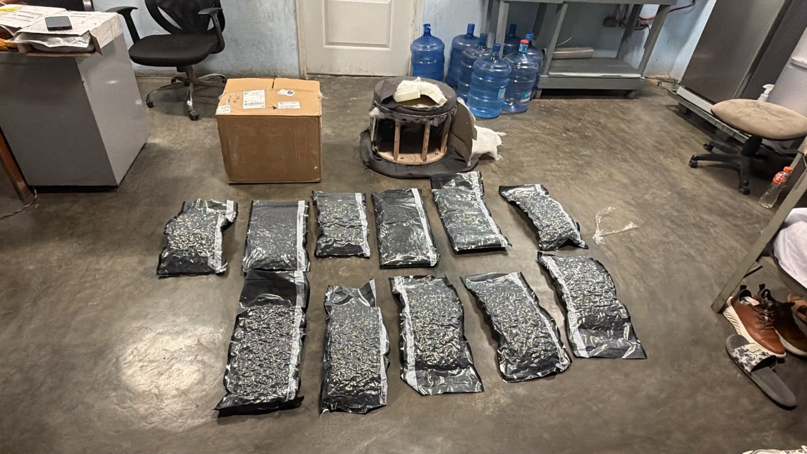 Ocupan 11 paquetes de presumible marihuana ocultos en un mueble en el AILA