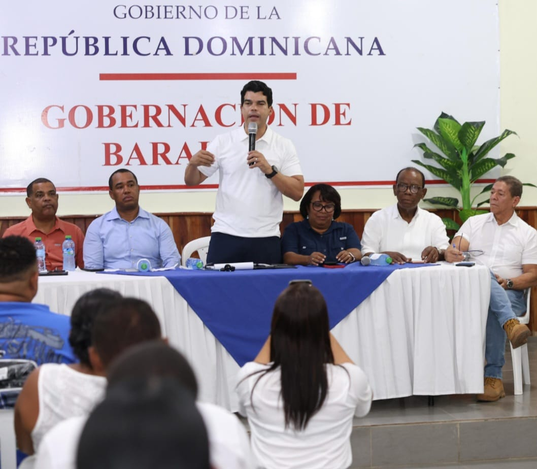 Wellington Arnaud socializa con comunitarios de Barahona acciones para eficientizar servicio de agua potable