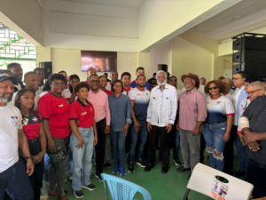 Fenatrano y Unión Deportiva de Bayaguana entregan televisores y motos eléctricas a atletas de Monte Plata
