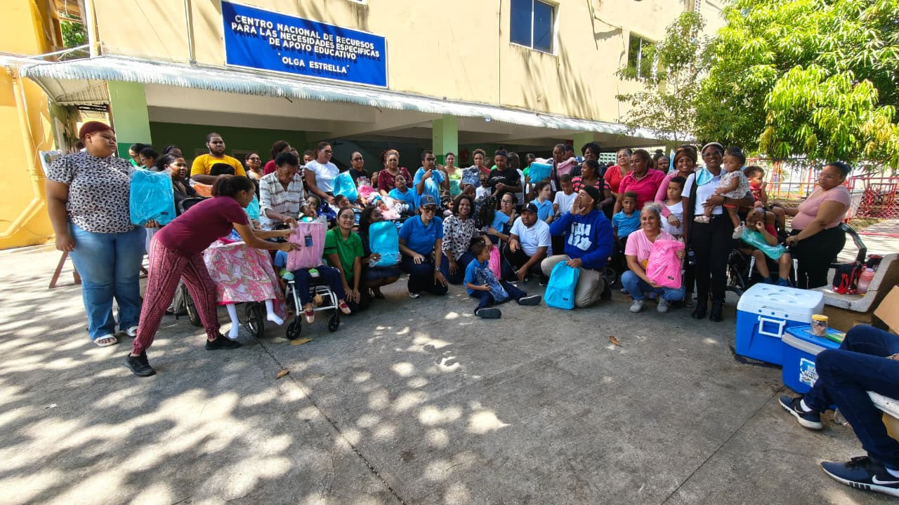Azul Podcast y los Tigres del Licey entregan útiles escolares a estudiantes con discapacidad múltiple