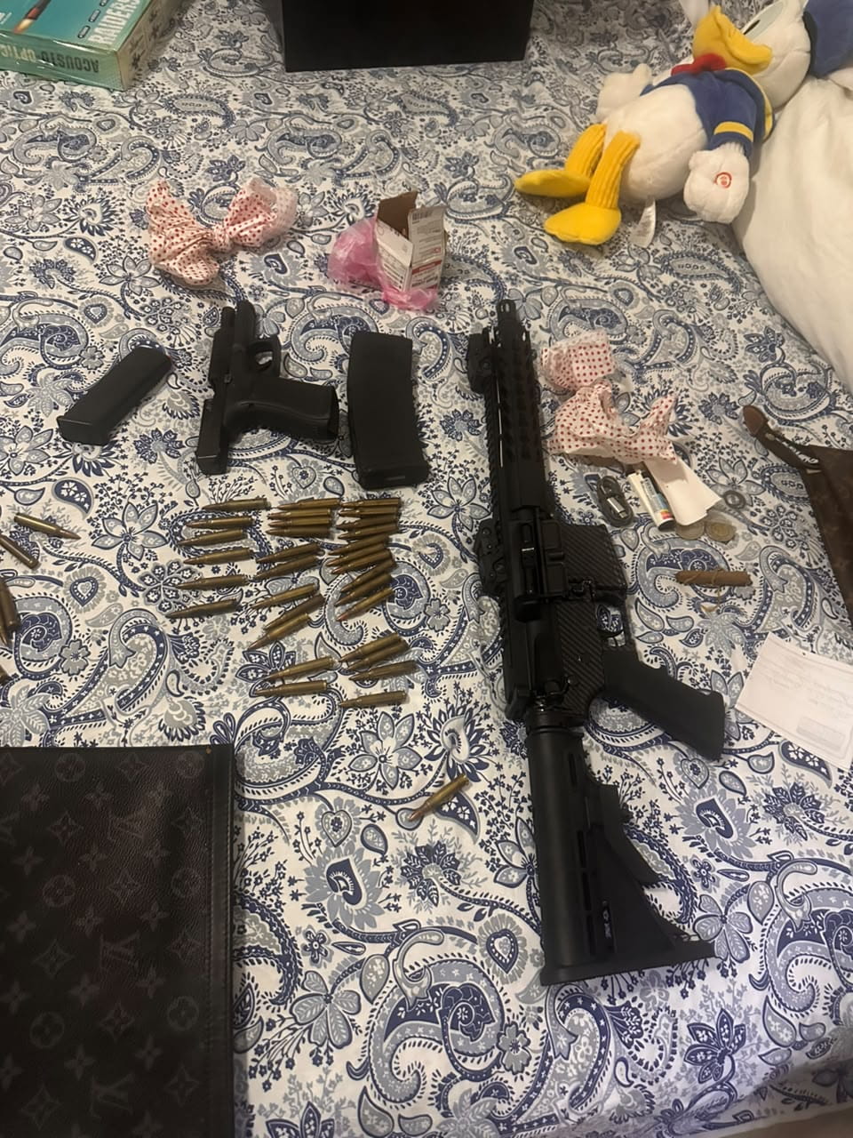 Policía ocupa arma de guerra, pistola, más de 140 municiones y US$34,200 durante allanamiento en residencial en Juan Dolio
