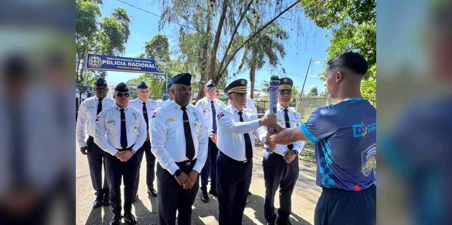Entrega de la antorcha de los IV Juegos Mundiales de Policías en la Dirección Regional Cibao Central