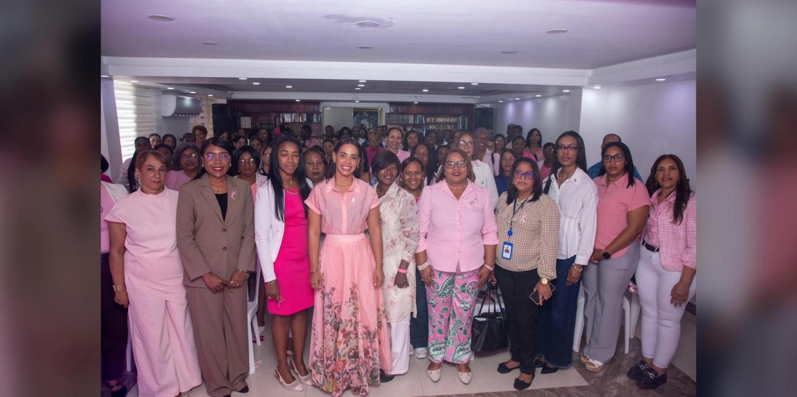 La alcaldesa Betty Gerónimo junto a colaboradoras en la charla sobre cáncer de mama