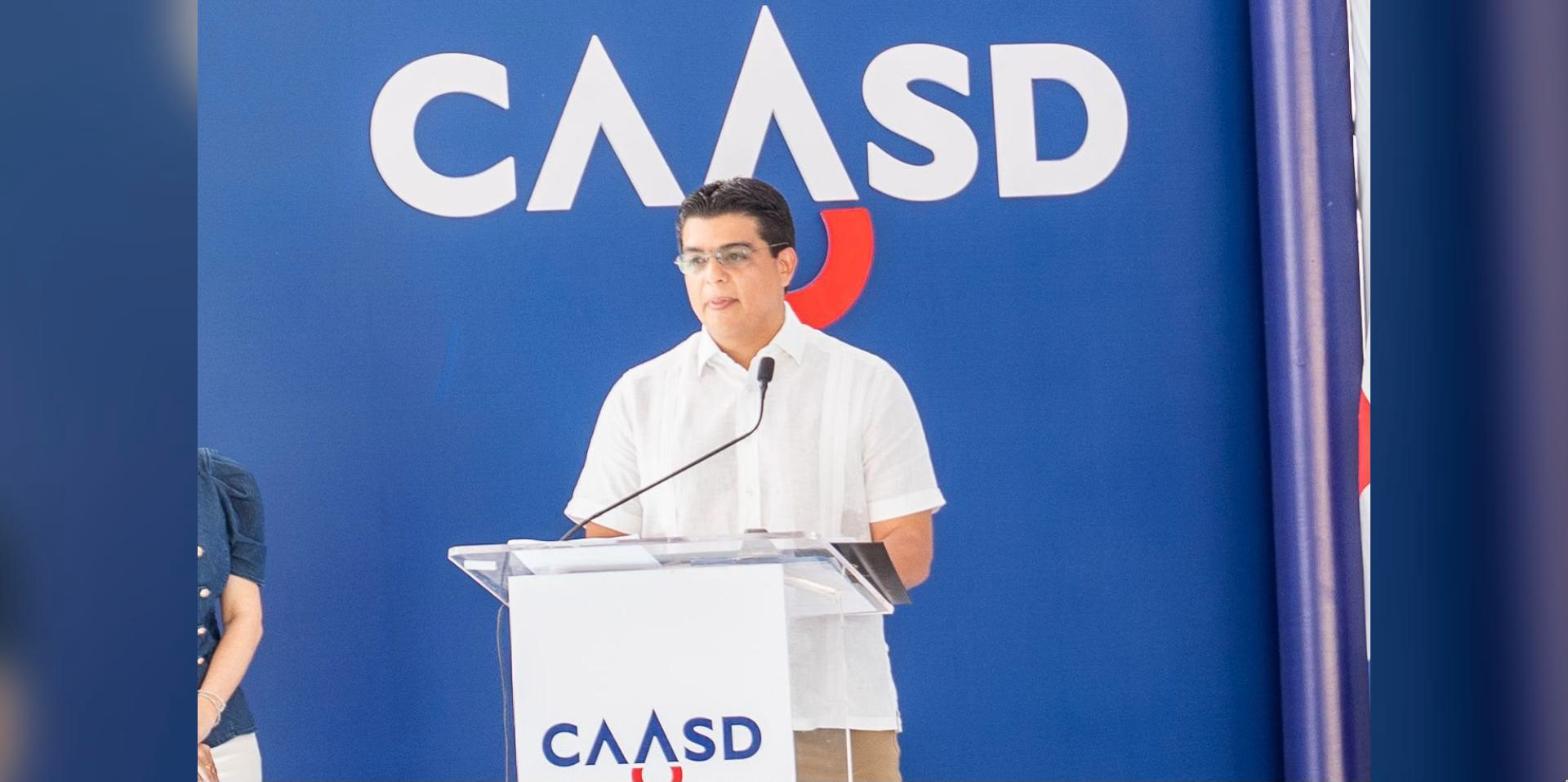 El director de la CAASD, Fellito Suberví, habla en la entrega del saneamiento de las cañadas El Indio y Buenos Aires