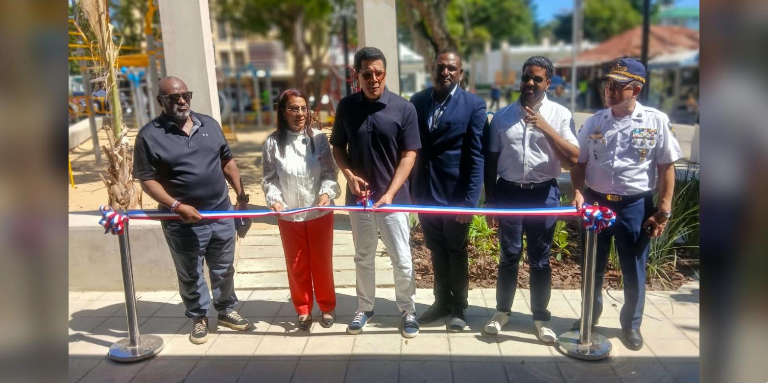 El ministro de Turismo, David Collado, corta la cinta en la entrega de obras en Boca Chica