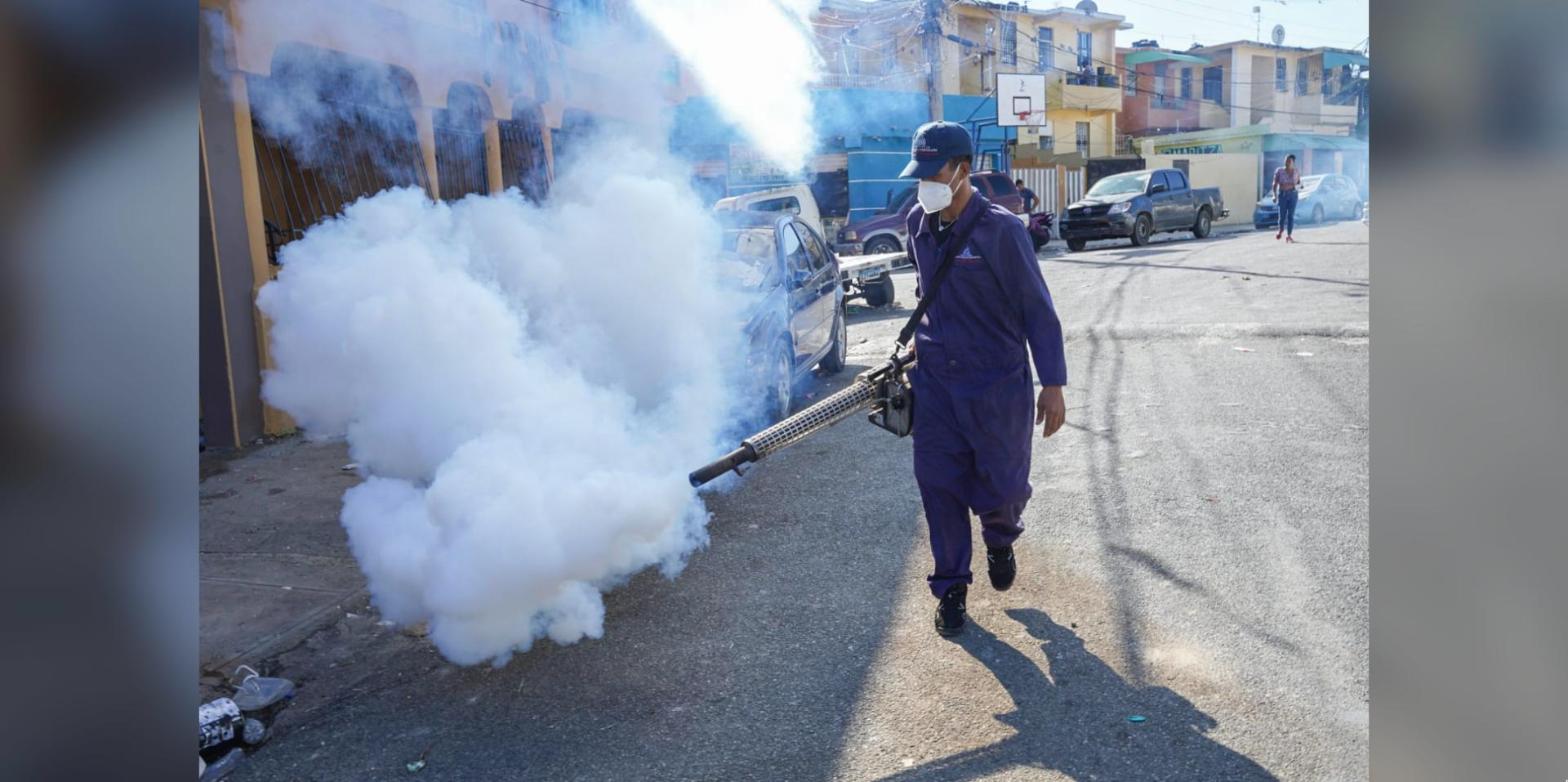 Fumigación durante la jornada asistencial de Desarrollo de la Comunidad en La Zurza