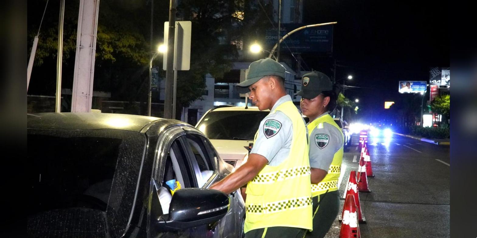 Agentes de la DIGESETT realizan un control de alcoholemia nocturno