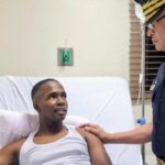 Director de la Policía visita a agente herido durante patrullaje en Barahona