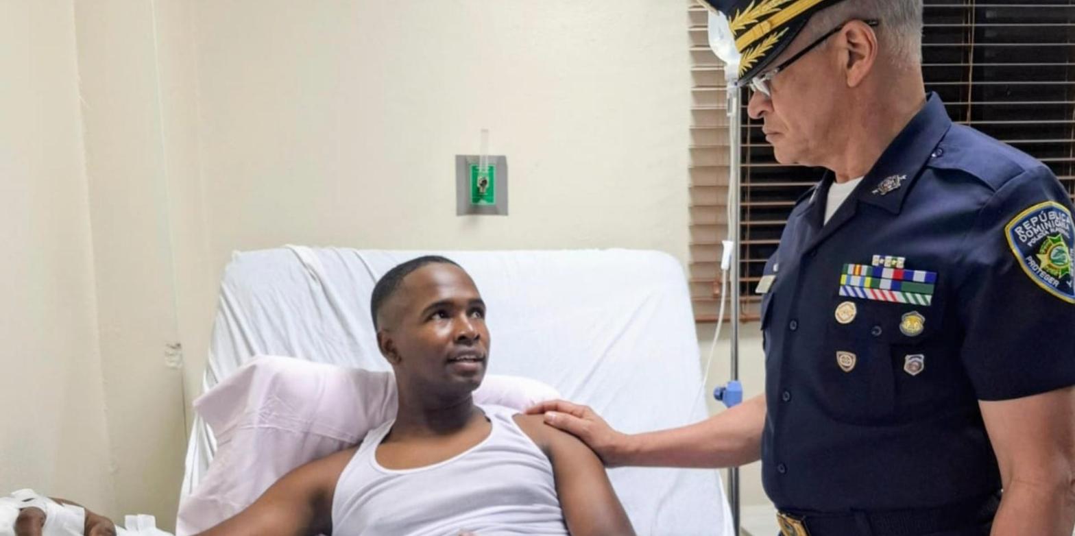 El director de la Policía visita al raso Erasmin Moreta en el hospital