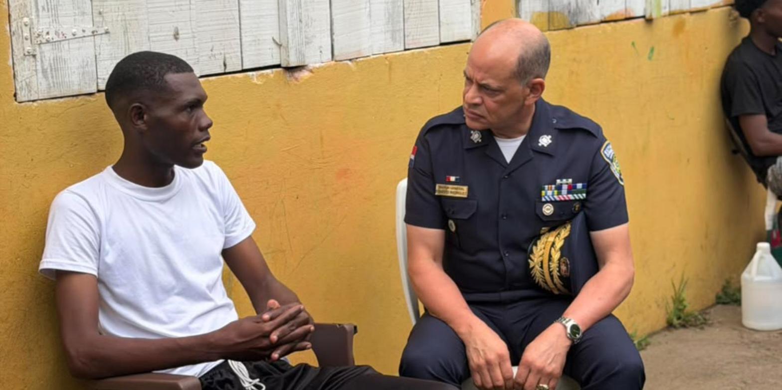 El director de la Policía, Ernesto Rodríguez García, conversa con el raso Franklyn Lebrón en Consuelo