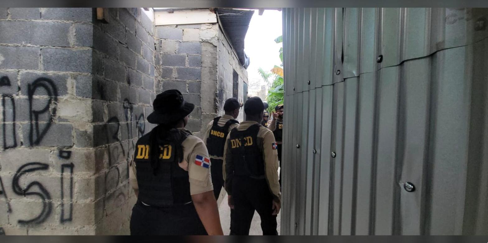 Agentes de la DNCD durante un operativo en la provincia Santo Domingo