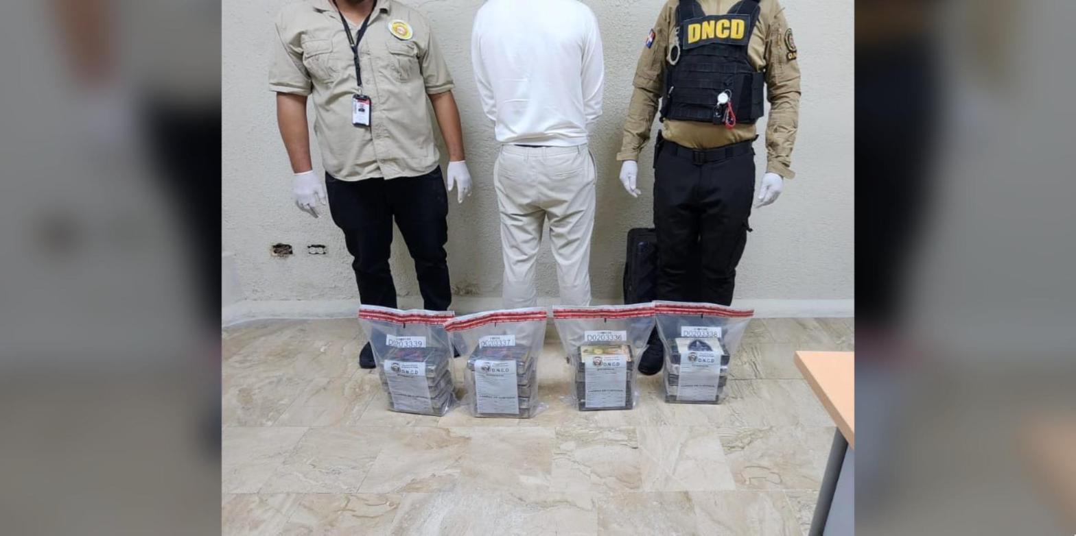 Paquetes de presunta cocaína ocupados por la DNCD en el aeropuerto de Punta Cana