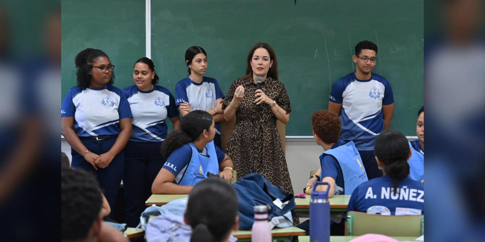Hirayda Marcelle Fernández Guzmán imparte el taller de la JCE a estudiantes en Puerto Plata