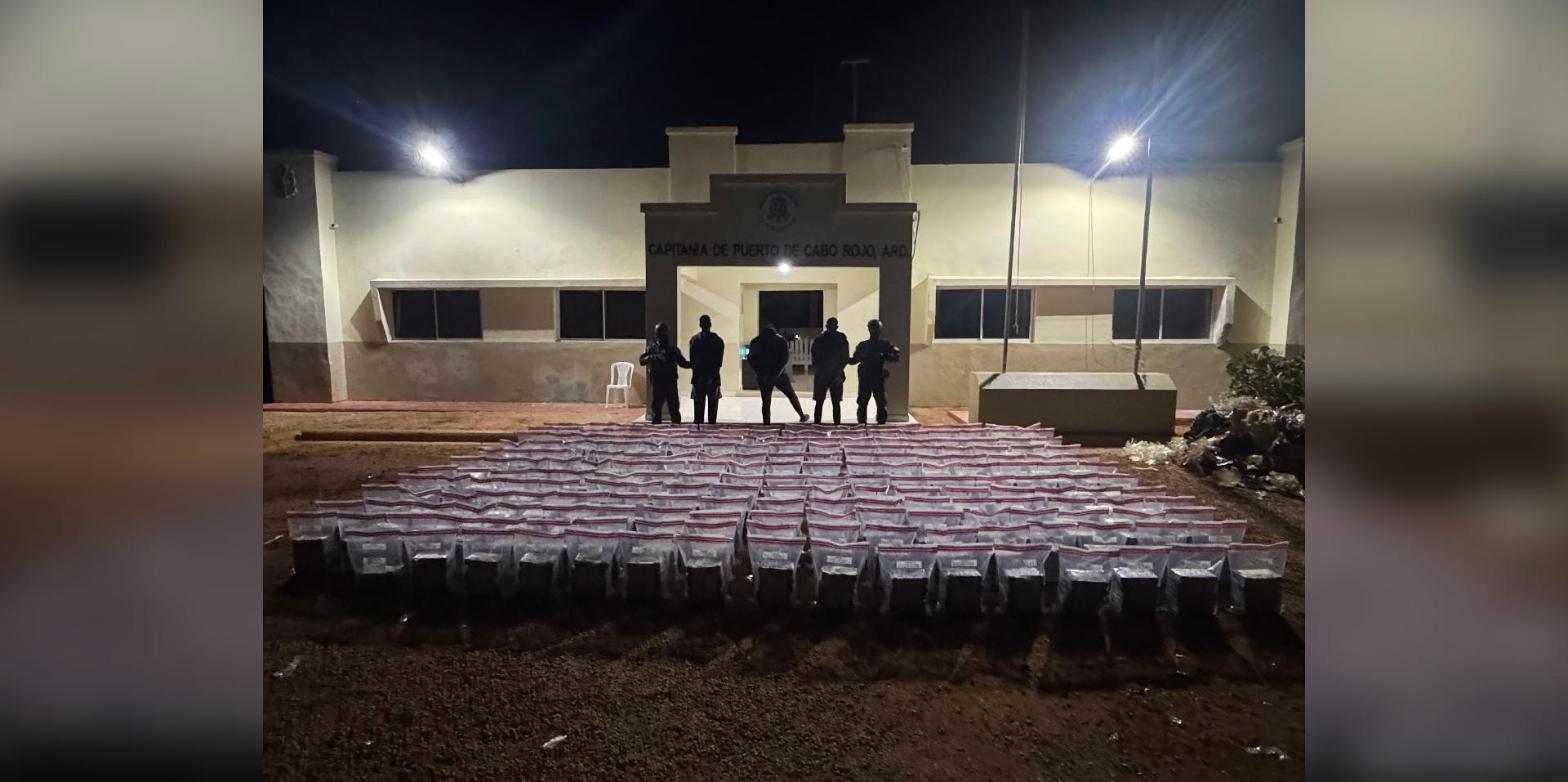 Neutralizan narcolancha con más de una tonelada de presunta cocaína frente a las costas de Pedernales