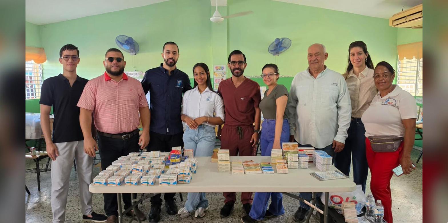 Equipo del operativo médico encabezado por el Dr. Luis Antonio Cruz en Los Peralejos