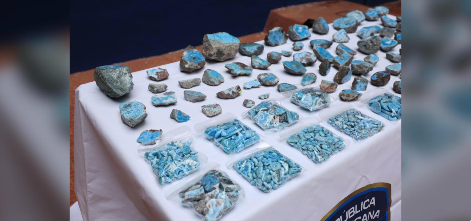 Piedras de larimar recuperadas por la Policía Nacional tras allanamiento en la Zona Colonial