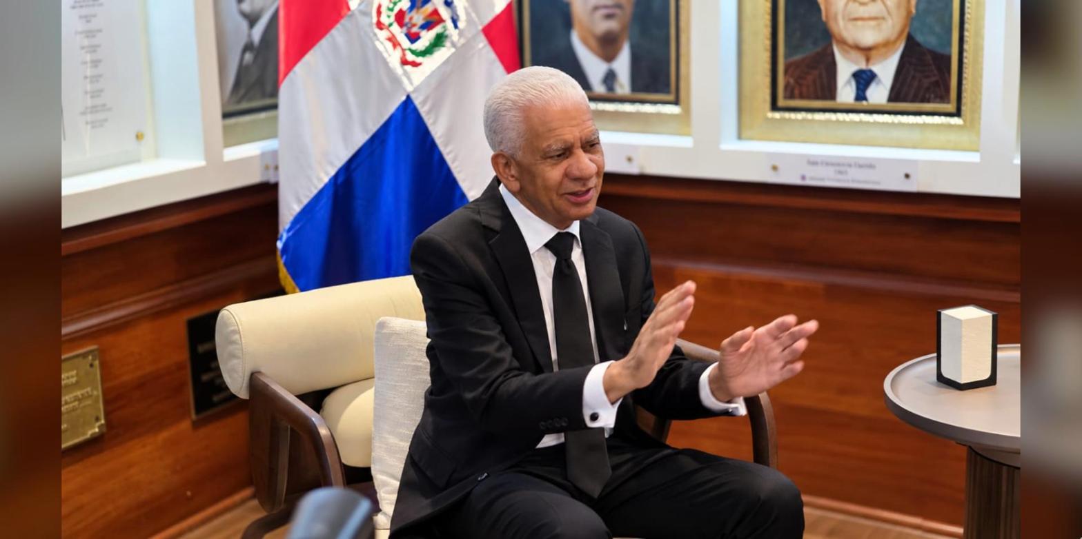 Presidente del Senado, Ricardo de los Santos, durante una entrevista en su despacho