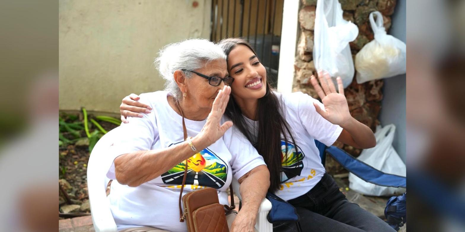 Voluntaria de la fundación Red Rutas Alegres comparte con una adulta mayor del Asilo Fuentes de Amor
