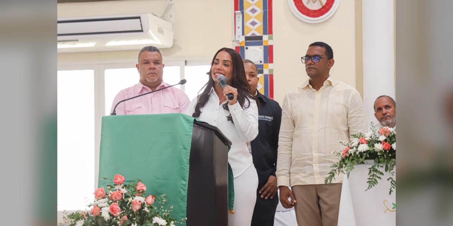 La alcaldesa Betty Gerónimo habla en la celebración de los 25 años de Santo Domingo Norte
