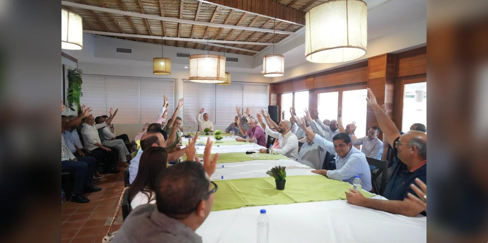 Representantes del sector arrocero votan a mano alzada durante el encuentro con el ministro de Agricultura