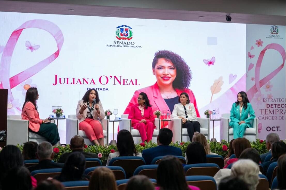 Panelistas del conversatorio Voces que vencieron en el Auditorio del Senado