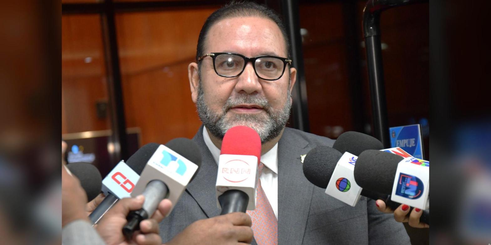 Senador Rogelio Genao ofrece declaraciones a la prensa